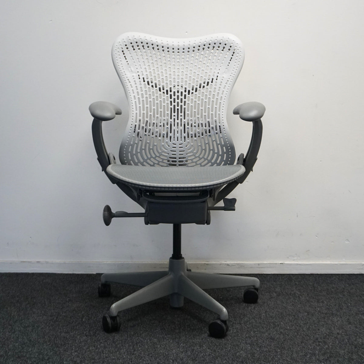 Herman Miller Mirra 1 Bureaustoel | Grijs / Lichtgrijs | met Kledinghanger