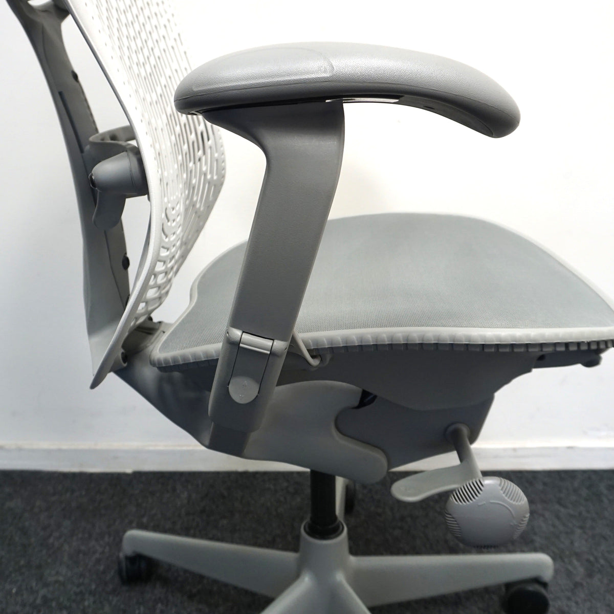 Herman Miller Mirra 1 Bureaustoel | Grijs / Lichtgrijs | met Kledinghanger