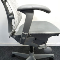 Herman Miller Mirra 1 Bureaustoel | Grijs / Lichtgrijs | met Kledinghanger