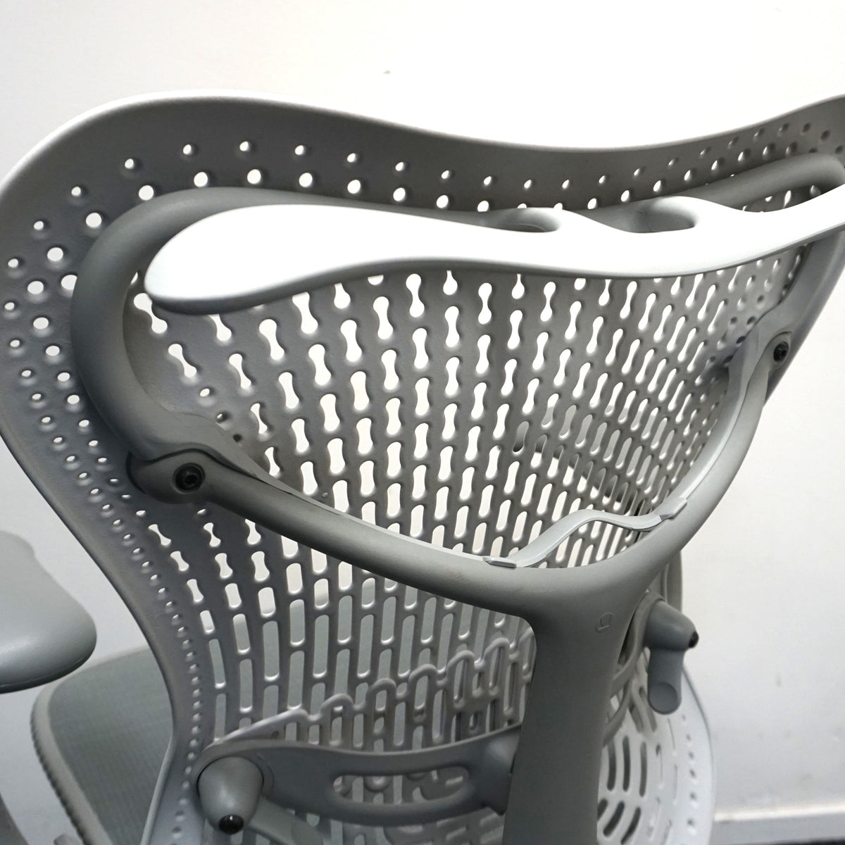 Herman Miller Mirra 1 Bureaustoel | Grijs / Lichtgrijs | met Kledinghanger