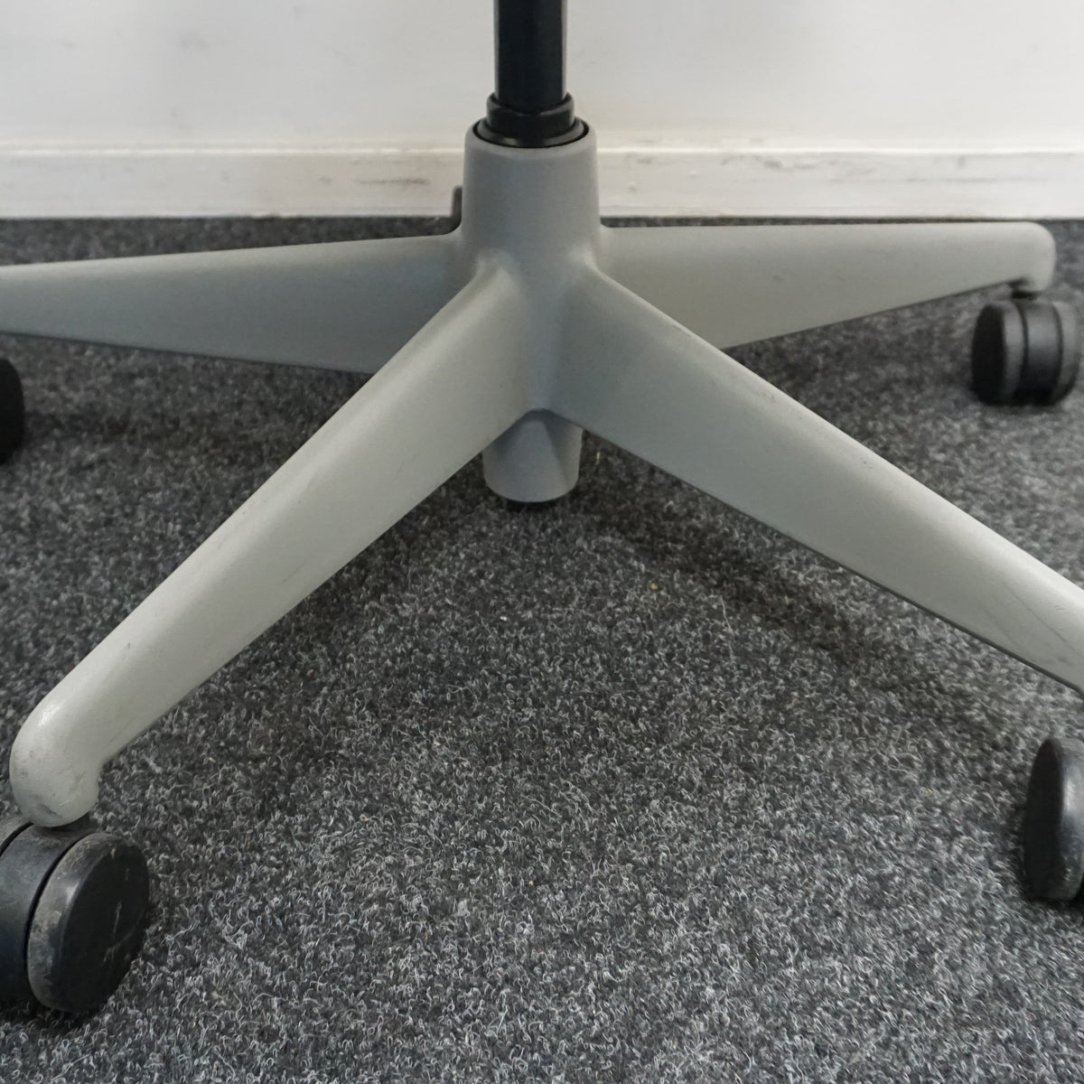 Herman Miller Mirra 1 Bureaustoel | Grijs / Lichtgrijs | met Kledinghanger
