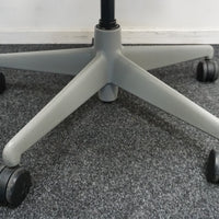 Herman Miller Mirra 1 Bureaustoel | Grijs / Lichtgrijs | met Kledinghanger