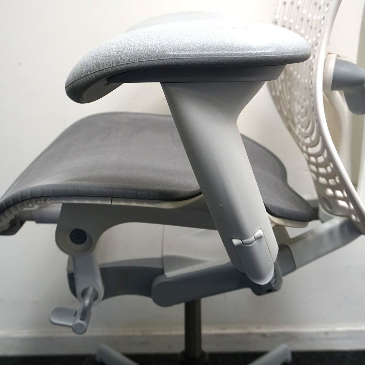 Herman Miller Mirra 2 Bureaustoel | Wit / Lichtgrijs