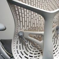 Herman Miller Mirra 2 Bureaustoel | Wit / Lichtgrijs