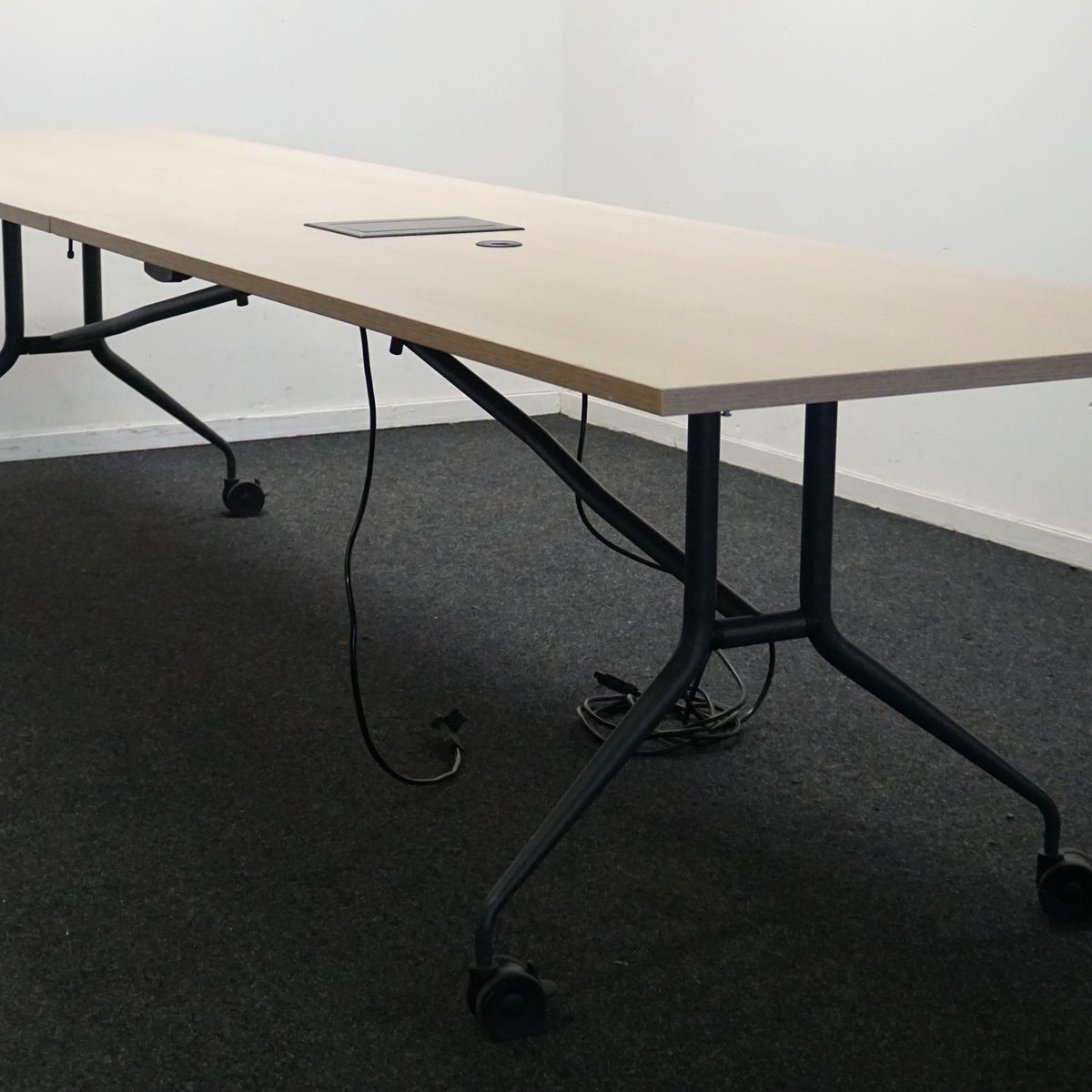 Mara Klaptafel Verrijdbaar | 320 x 80 cm | Midden eiken | Kabeldoorvoer