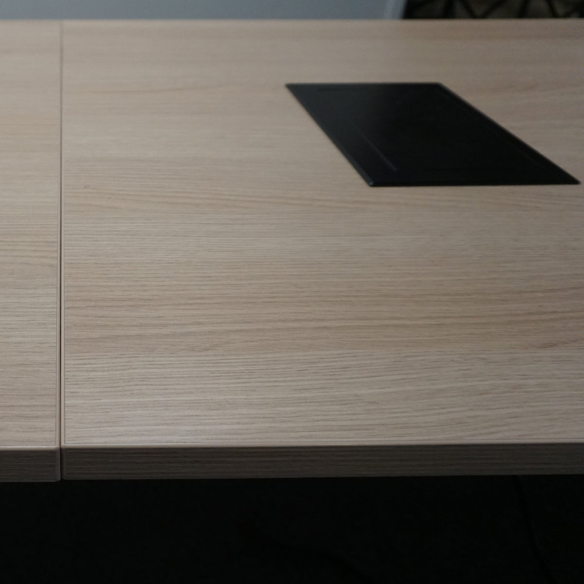Mara Klaptafel Verrijdbaar | 320 x 80 cm | Midden eiken | Kabeldoorvoer