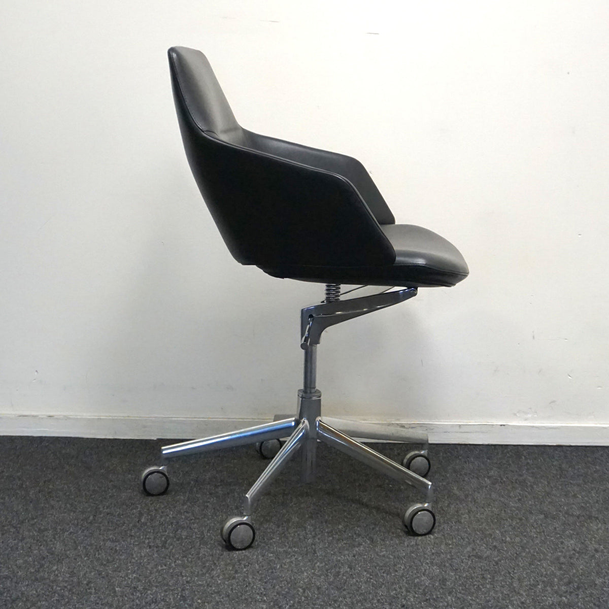 Arper Aston Design Stoel | Verrijdbaar | Zwart Leer