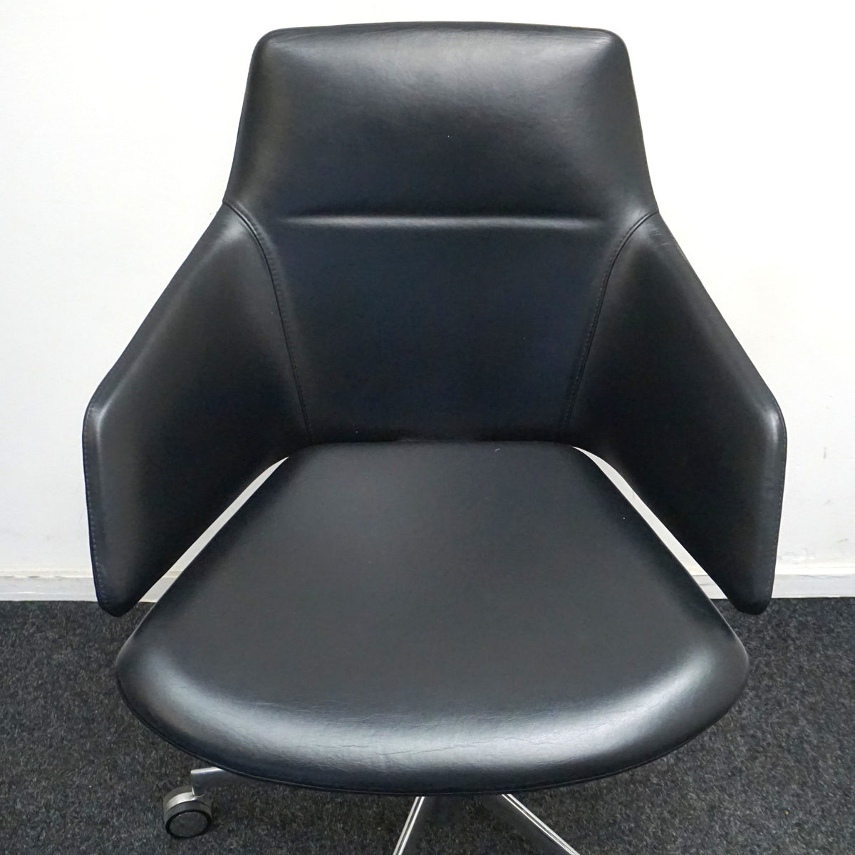 Arper Aston Design Stoel | Verrijdbaar | Zwart Leer