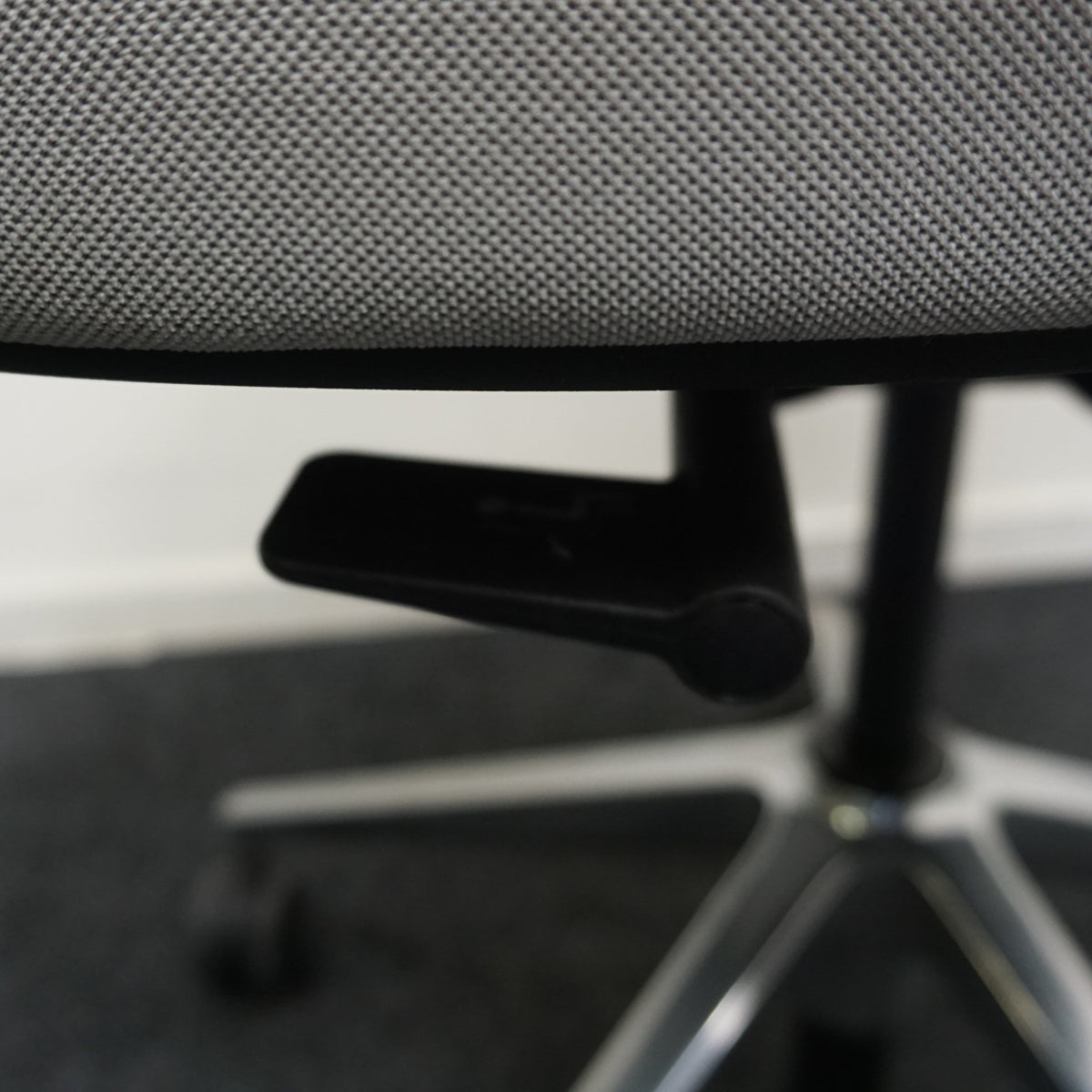 Coalesse Massaud Mid Back Vergaderstoel | Lichtgrijs