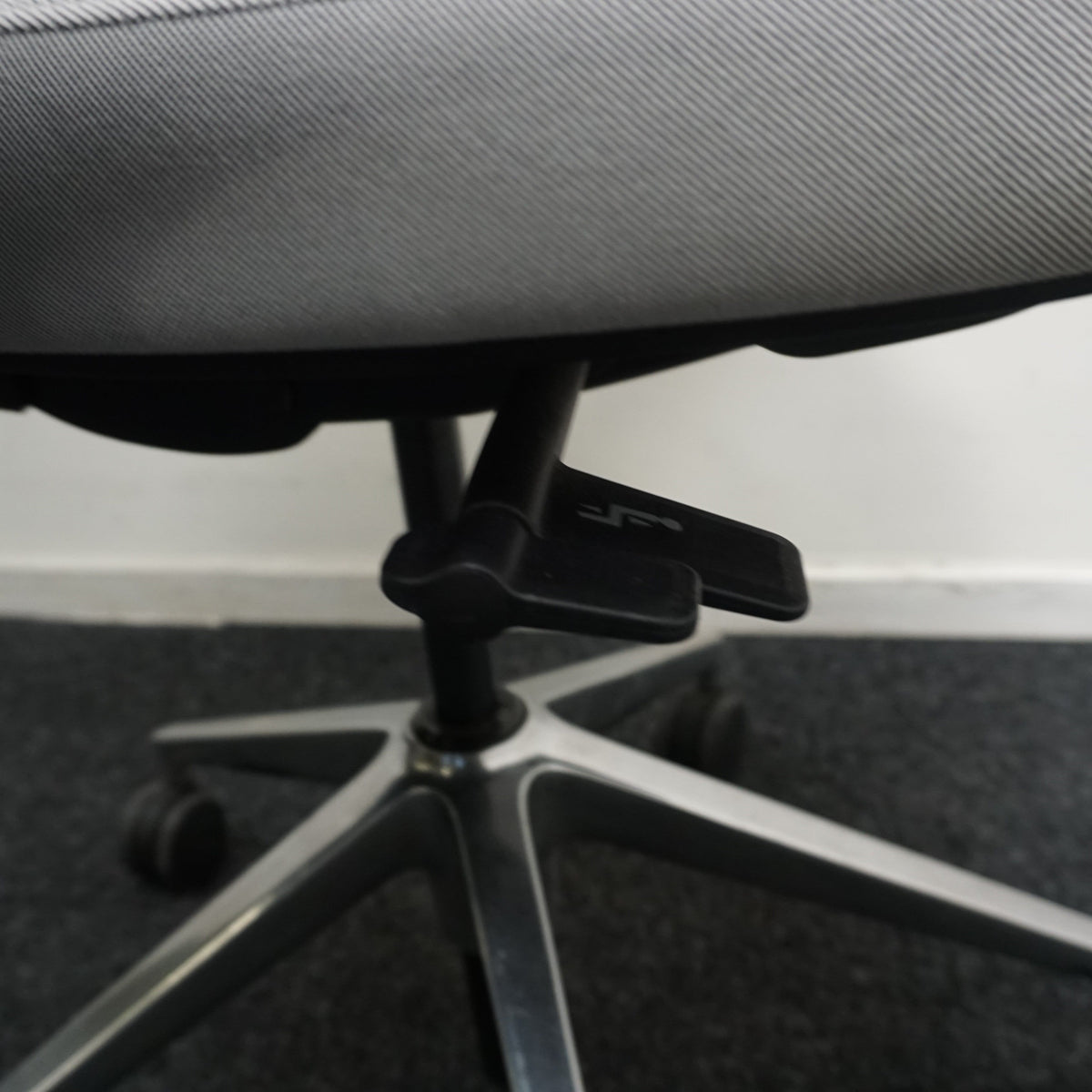 Coalesse Massaud Mid Back Vergaderstoel | Lichtgrijs
