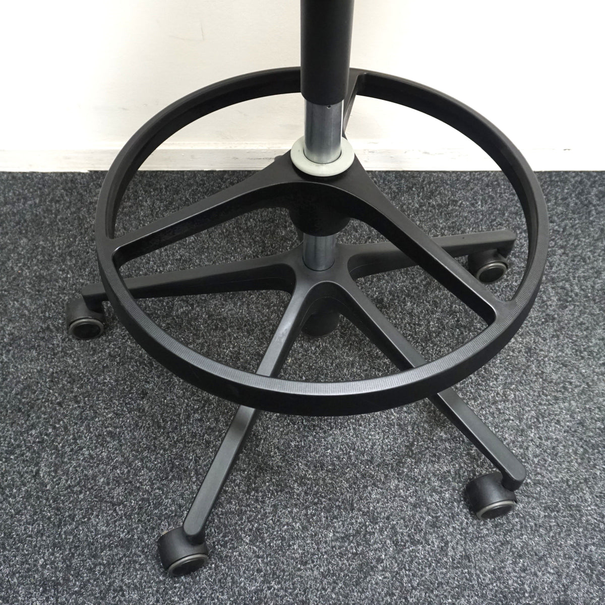 Vitra Pivot High Stool Baliestoel | Zwart