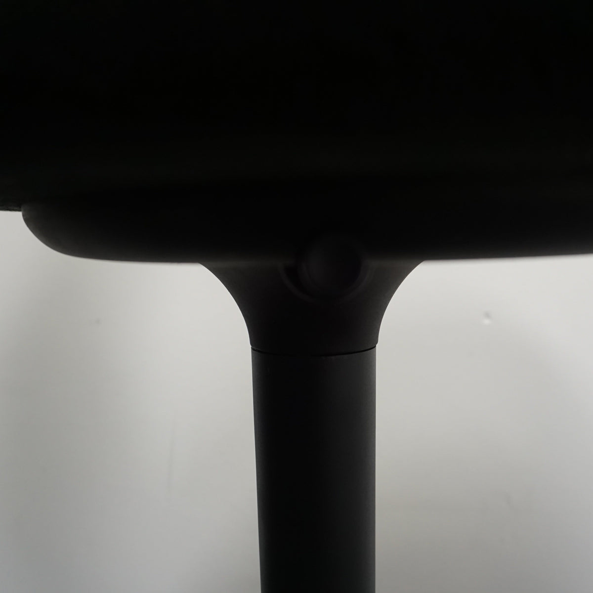 Vitra Pivot High Stool Baliestoel | Zwart