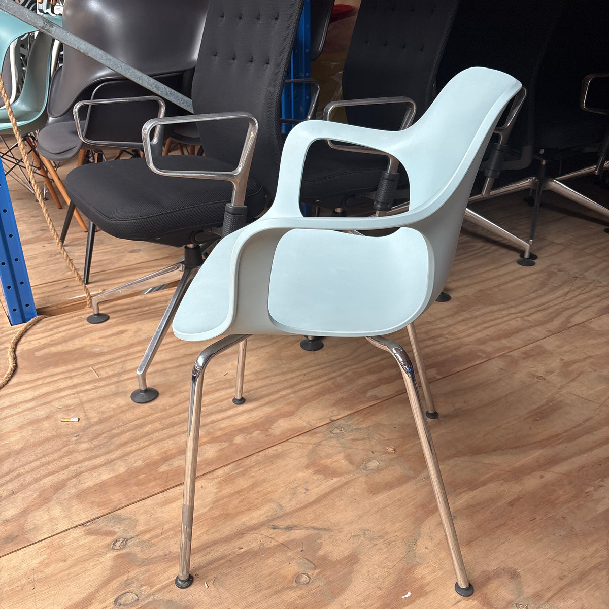 Vitra Hal Kantine / Vergaderstoel | Lichtblauw | Stapelbaar
