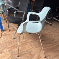 Vitra Hal Kantine / Vergaderstoel | Lichtblauw | Stapelbaar