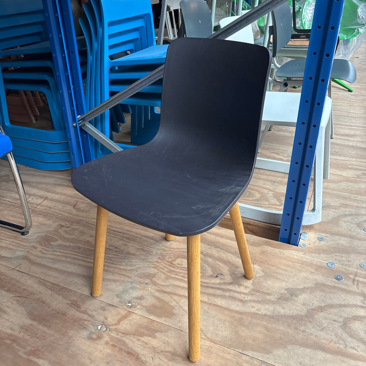 Vitra Hal Kantine / Vergaderstoel | Donkerblauw / Hout