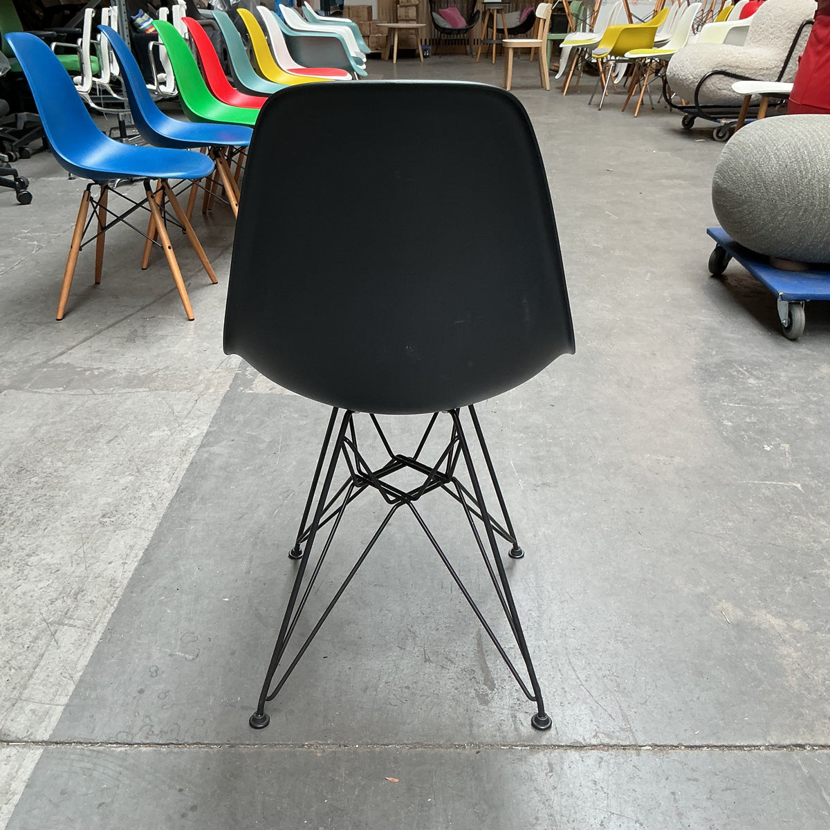 Vitra Eames Plastic Chair DSR | Eetkamerstoel | Zwarte Kuip | Blauw Zitkussen | Zwart Frame