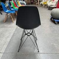 Vitra Eames Plastic Chair DSR | Eetkamerstoel | Zwarte Kuip | Blauw Zitkussen | Zwart Frame
