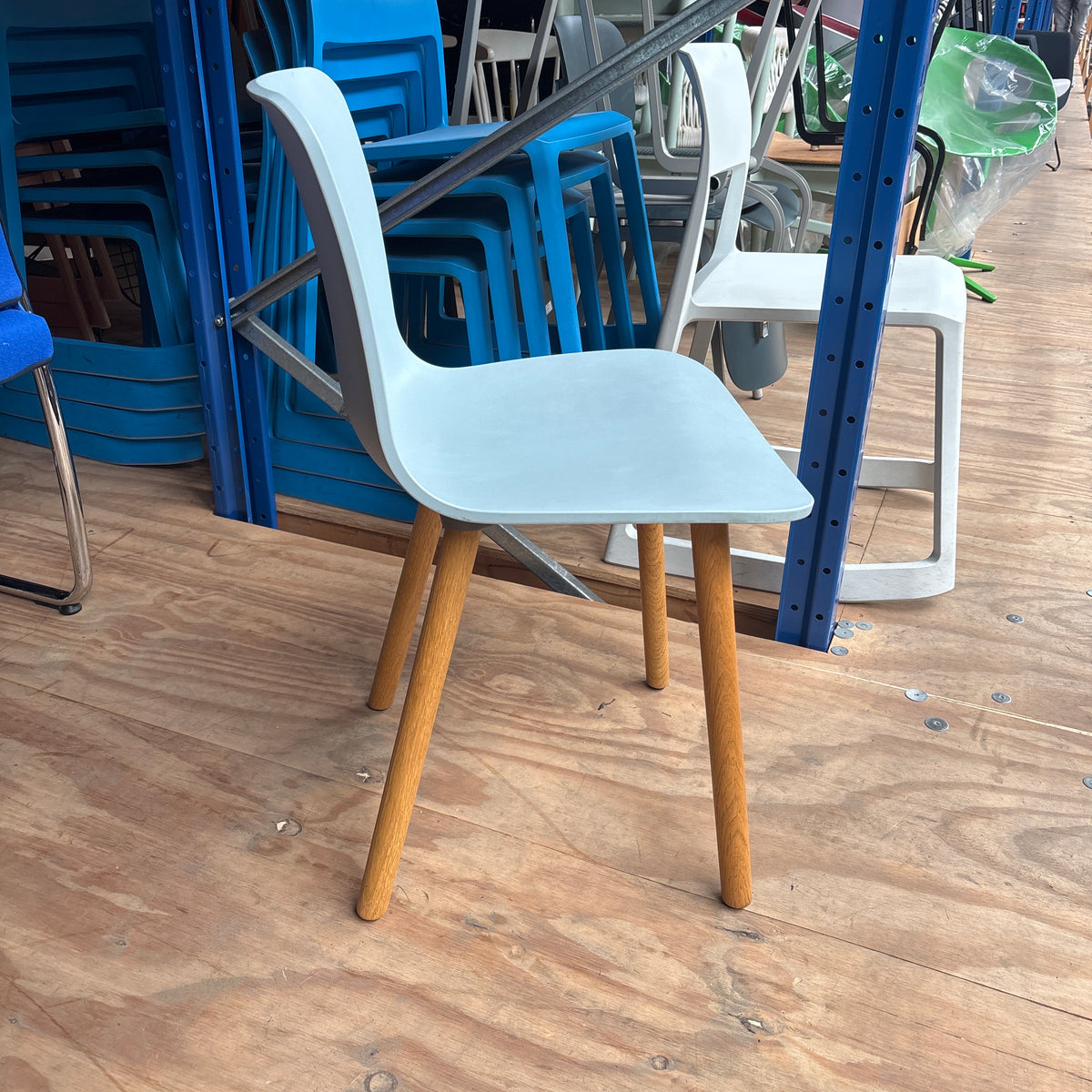 Vitra Hal Kantine / Vergaderstoel | Lichtblauw / Hout