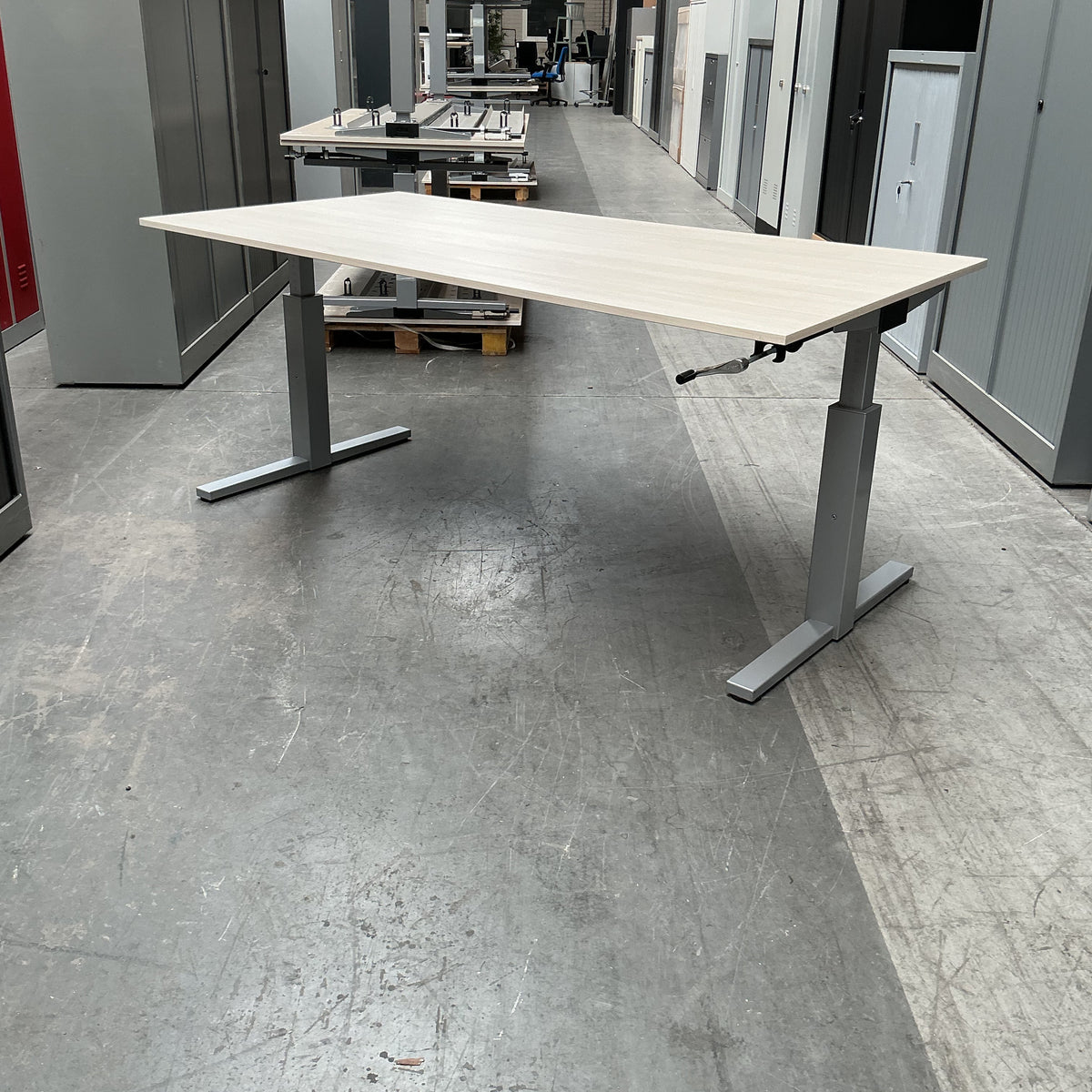 Gispen TM Slingerbureau | 180x90 cm | Hoogte 62-84 cm | Licht Eiken