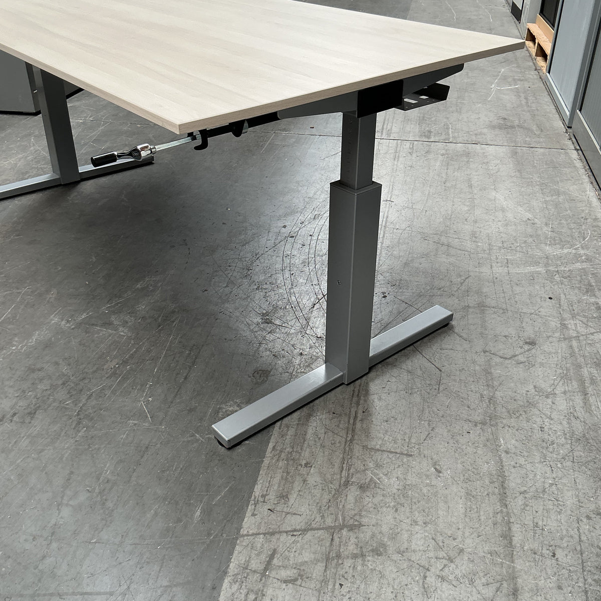 Gispen TM Slingerbureau | 180x90 cm | Hoogte 62-84 cm | Licht Eiken