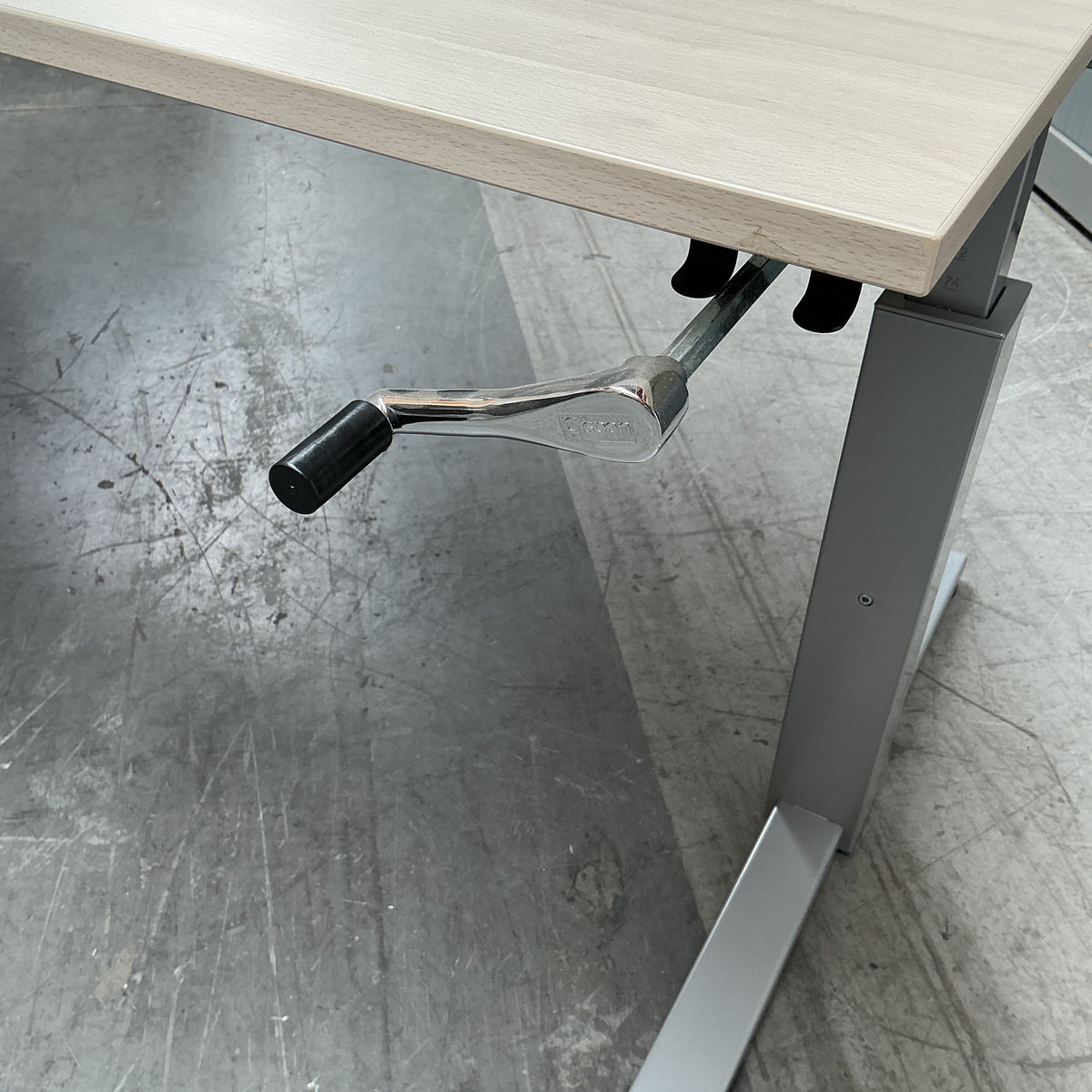 Gispen TM Slingerbureau | 180x90 cm | Hoogte 62-84 cm | Licht Eiken