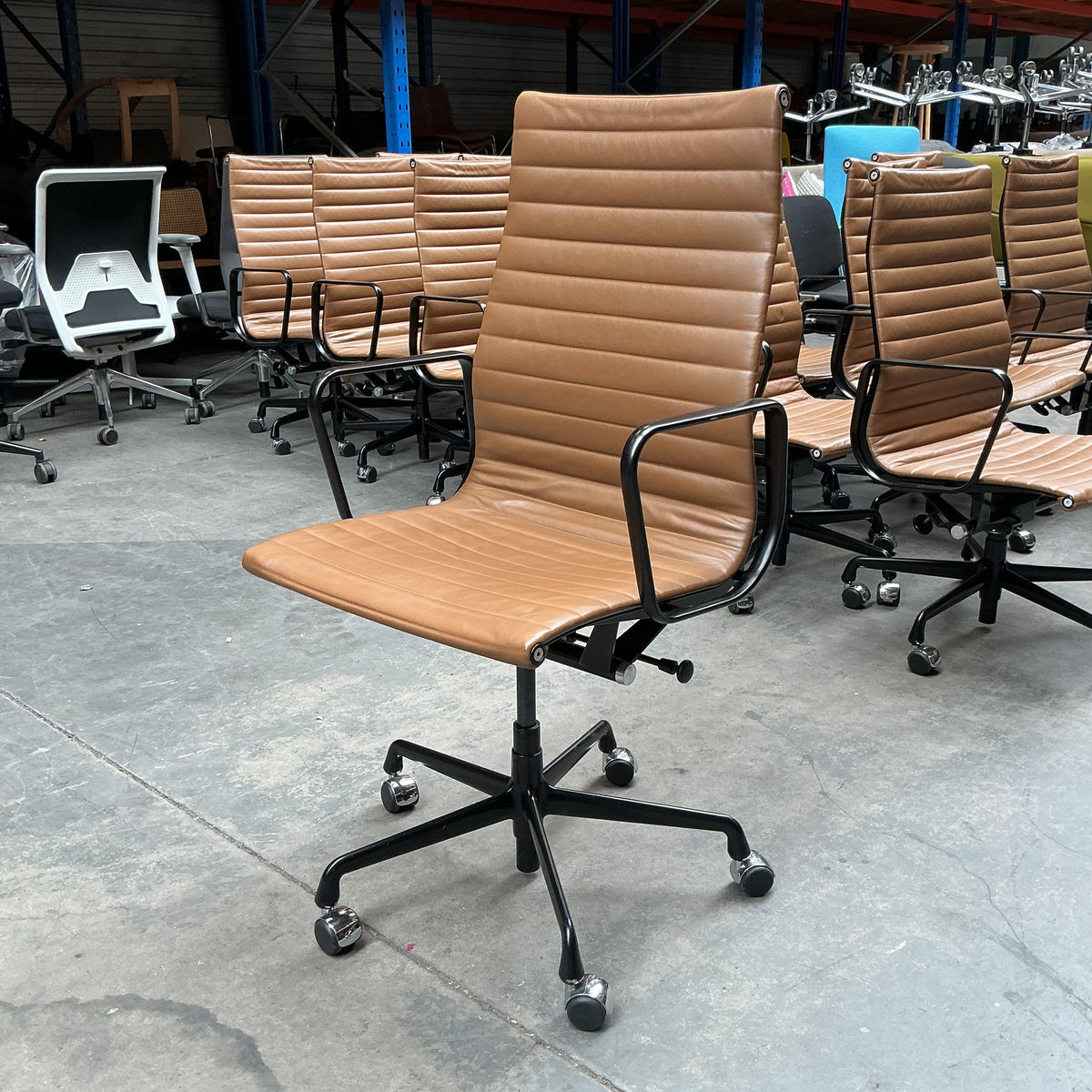 Vitra/Herman Miller Eames EA 119 Directiestoel | Cognac Leer | Zwart