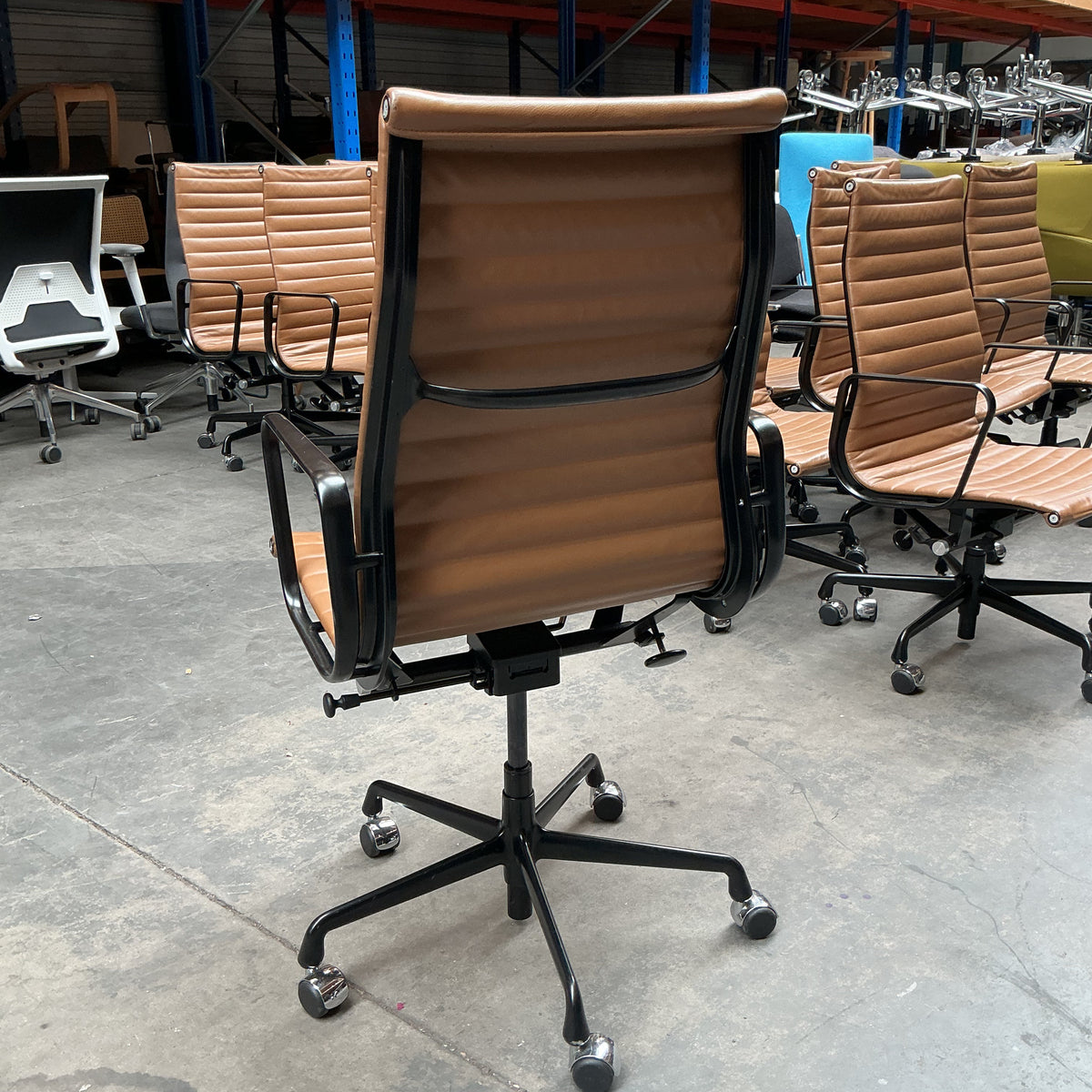 Vitra/Herman Miller Eames EA 119 Directiestoel | Cognac Leer | Zwart
