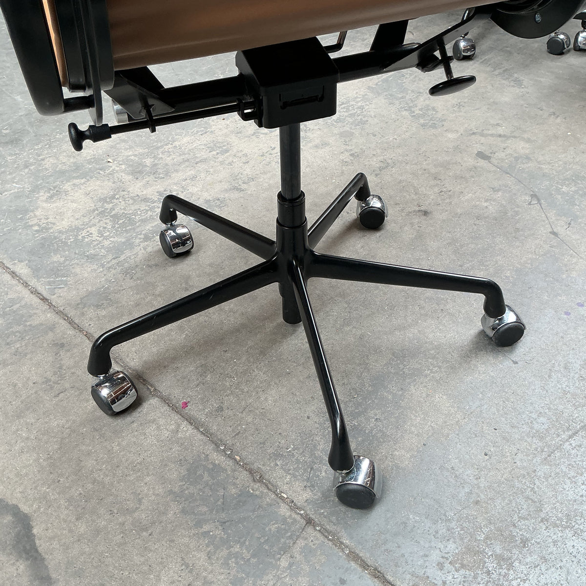 Vitra/Herman Miller Eames EA 119 Directiestoel | Cognac Leer | Zwart