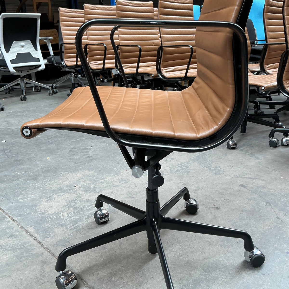Vitra/Herman Miller Eames EA 119 Directiestoel | Cognac Leer | Zwart