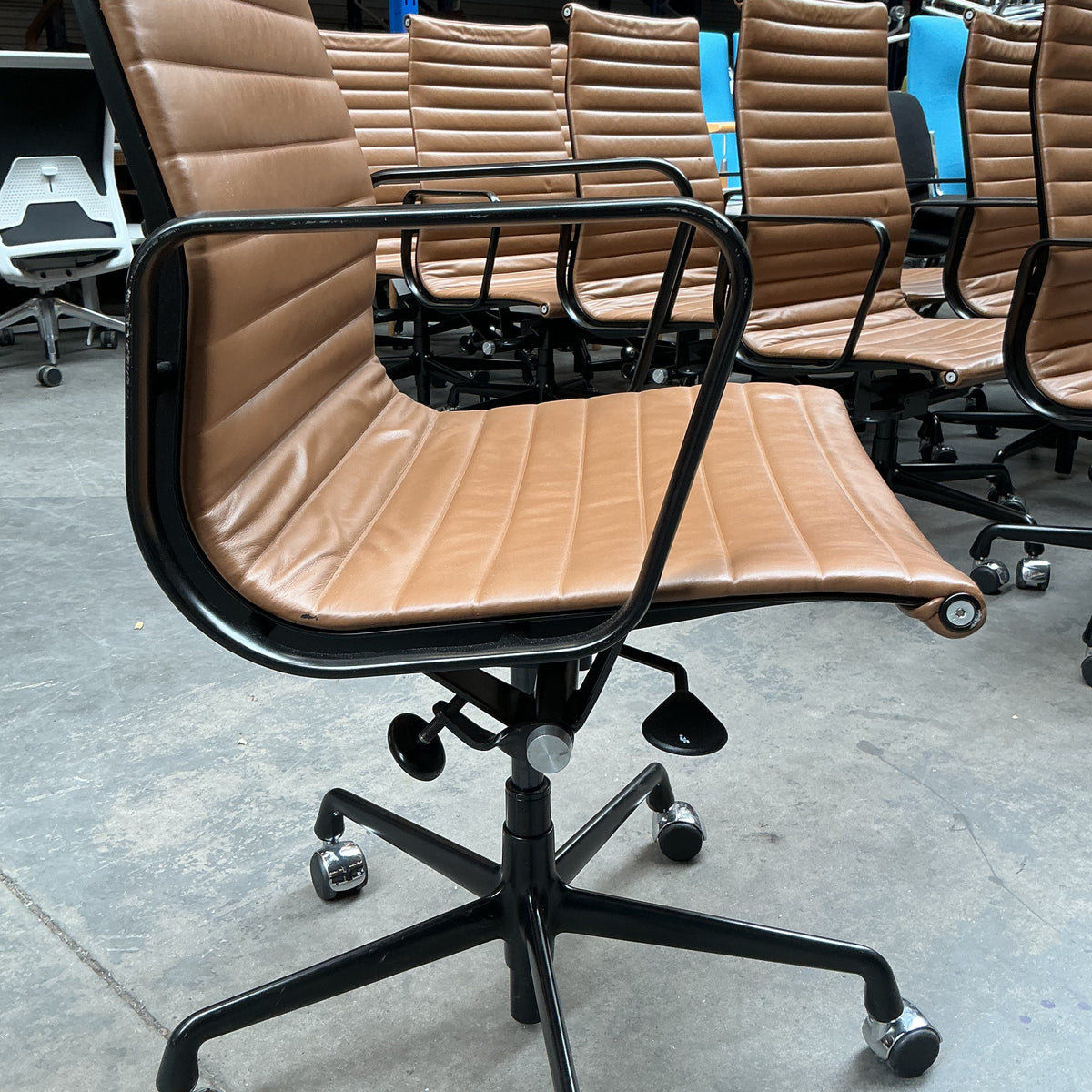 Vitra/Herman Miller Eames EA 119 Directiestoel | Cognac Leer | Zwart