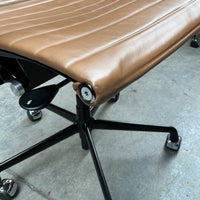 Vitra/Herman Miller Eames EA 119 Directiestoel | Cognac Leer | Zwart