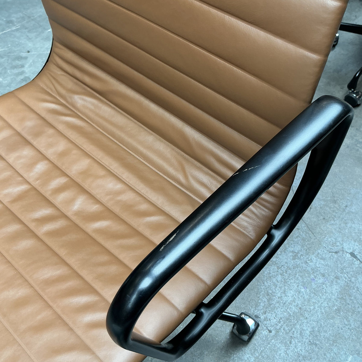 Vitra/Herman Miller Eames EA 119 Directiestoel | Cognac Leer | Zwart