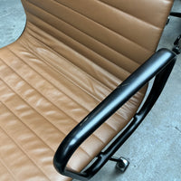 Vitra/Herman Miller Eames EA 119 Directiestoel | Cognac Leer | Zwart
