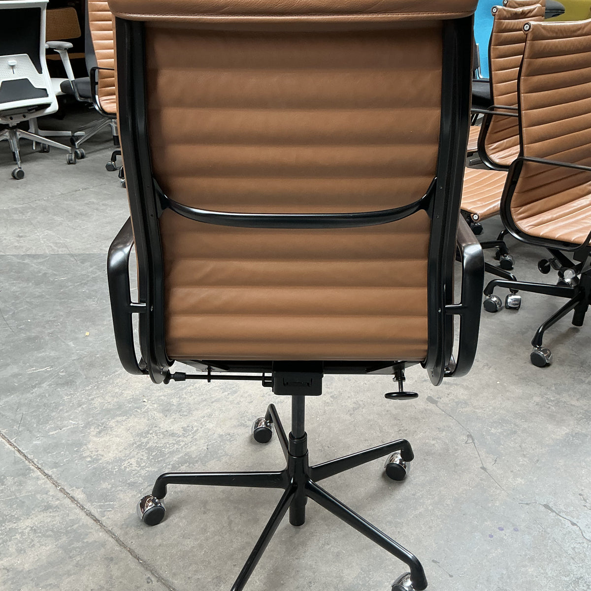 Vitra/Herman Miller Eames EA 119 Directiestoel | Cognac Leer | Zwart
