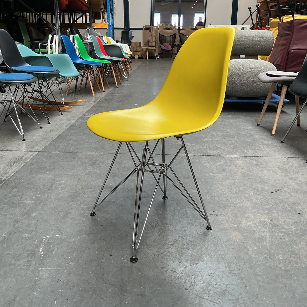 Vitra Eames Plastic Chair DSR | Eetkamerstoel | Geel | Chroom