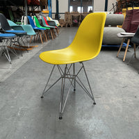 Vitra Eames Plastic Chair DSR | Eetkamerstoel | Geel | Chroom