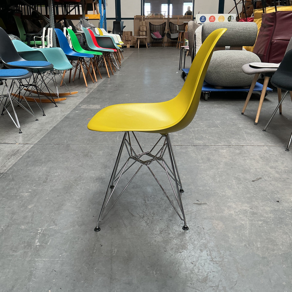 Vitra Eames Plastic Chair DSR | Eetkamerstoel | Geel | Chroom