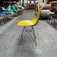 Vitra Eames Plastic Chair DSR | Eetkamerstoel | Geel | Chroom