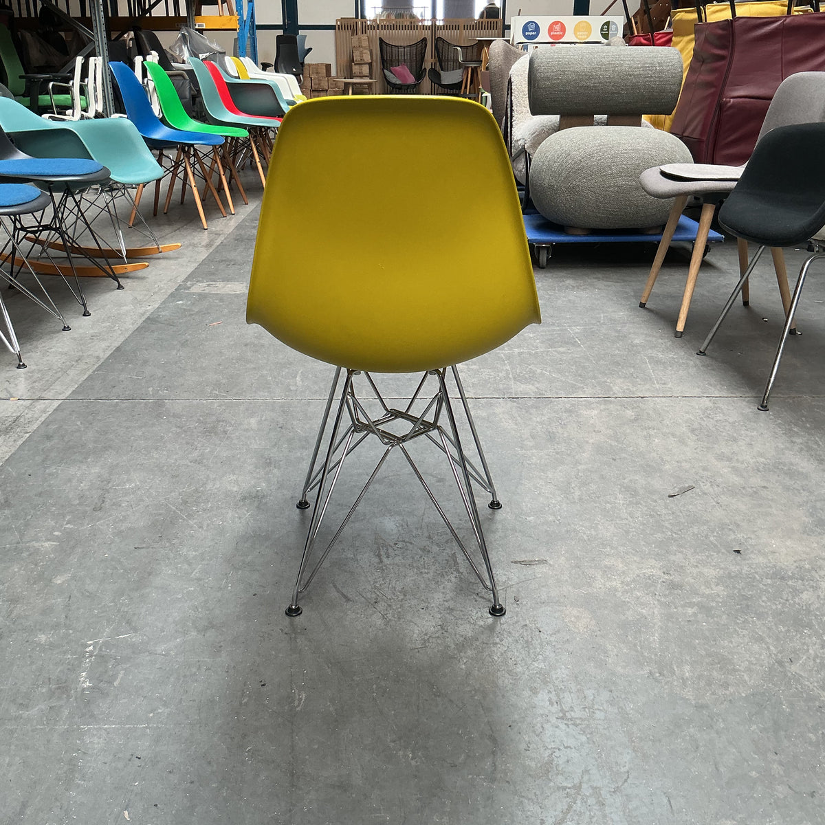 Vitra Eames Plastic Chair DSR | Eetkamerstoel | Geel | Chroom
