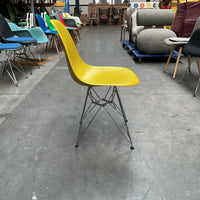 Vitra Eames Plastic Chair DSR | Eetkamerstoel | Geel | Chroom