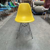Vitra Eames Plastic Chair DSR | Eetkamerstoel | Geel | Chroom