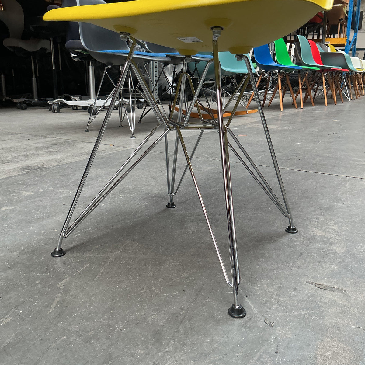 Vitra Eames Plastic Chair DSR | Eetkamerstoel | Geel | Chroom
