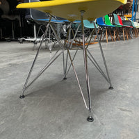 Vitra Eames Plastic Chair DSR | Eetkamerstoel | Geel | Chroom