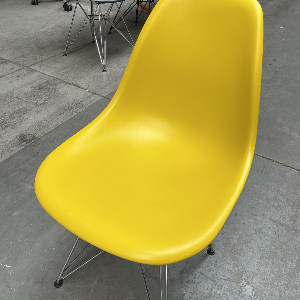 Vitra Eames Plastic Chair DSR | Eetkamerstoel | Geel | Chroom