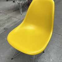 Vitra Eames Plastic Chair DSR | Eetkamerstoel | Geel | Chroom
