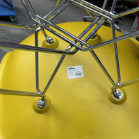 Vitra Eames Plastic Chair DSR | Eetkamerstoel | Geel | Chroom
