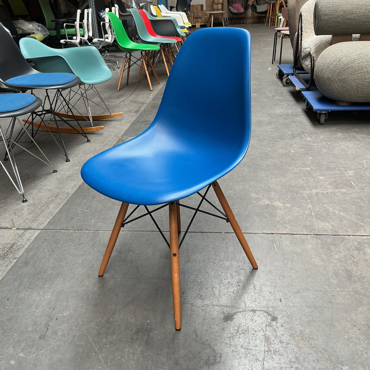 Vitra Eames Plastic Chair DSW | Eetkamerstoel | Blauw | Essenhout