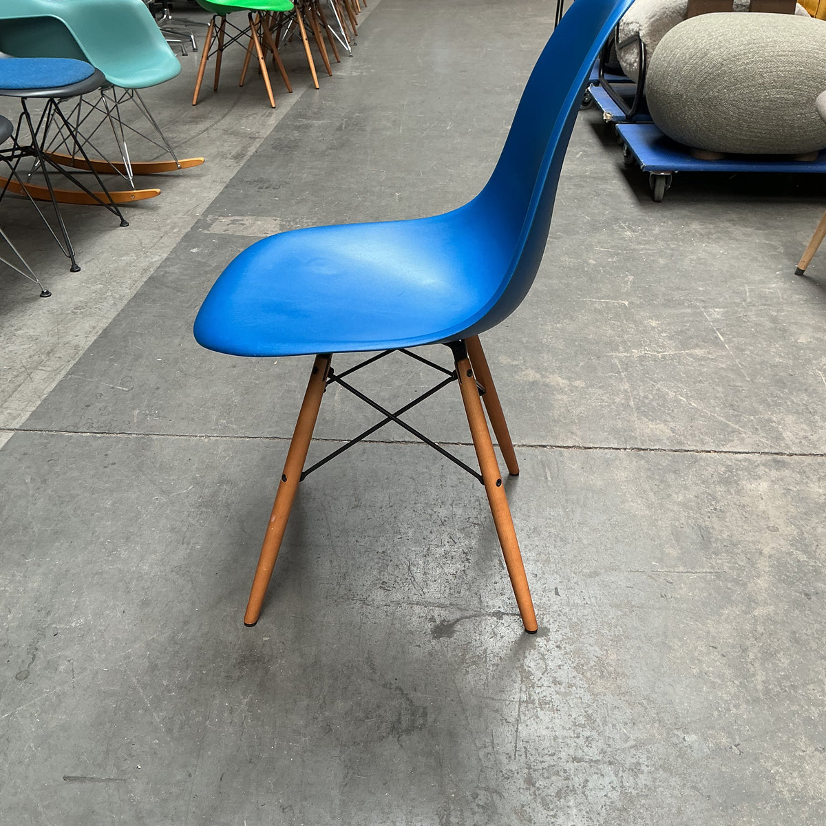 Vitra Eames Plastic Chair DSW | Eetkamerstoel | Blauw | Essenhout