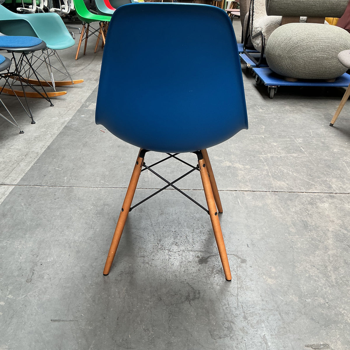 Vitra Eames Plastic Chair DSW | Eetkamerstoel | Blauw | Essenhout