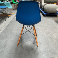 Vitra Eames Plastic Chair DSW | Eetkamerstoel | Blauw | Essenhout